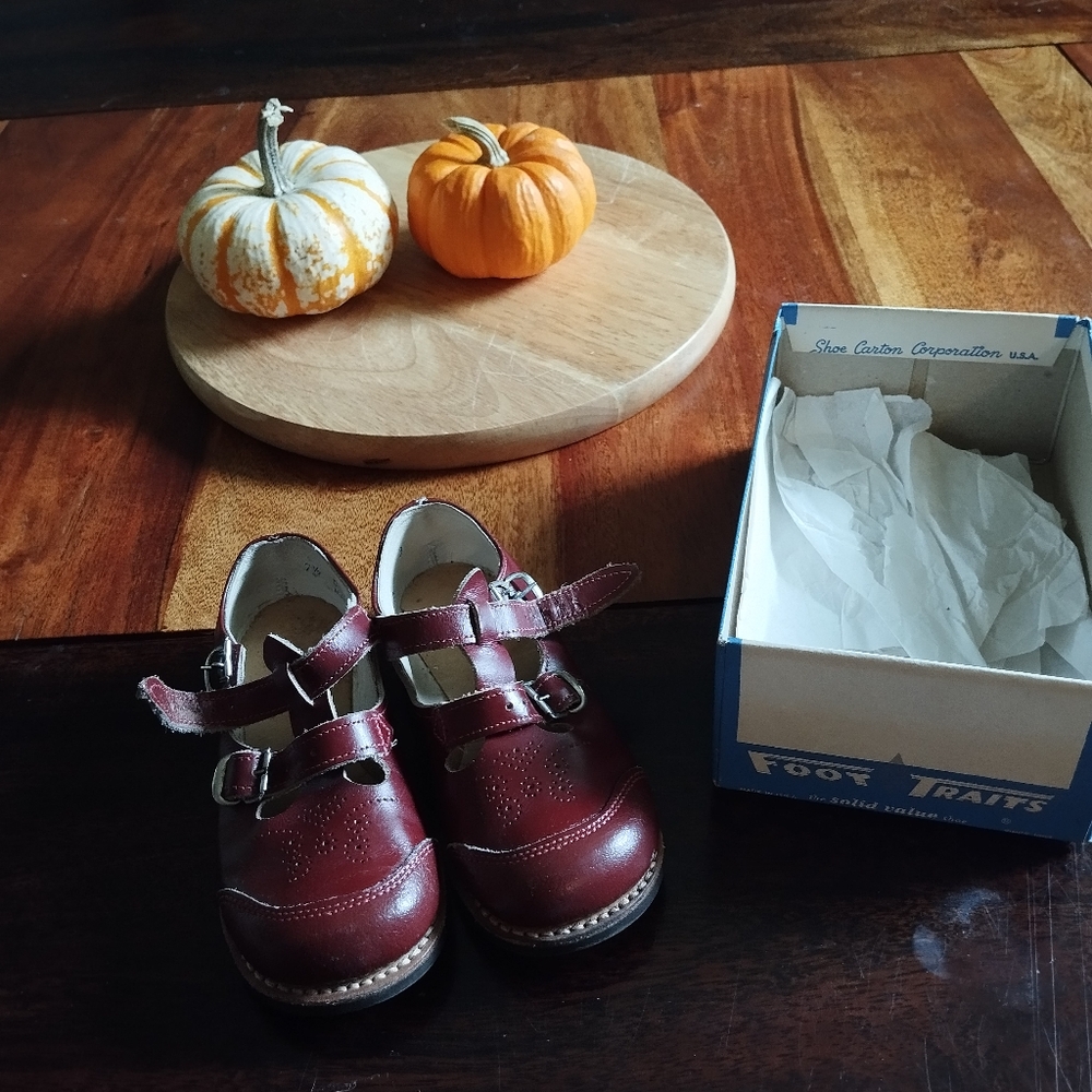 Vintage foot traits kids shoes 7 1/2 Bordeaux Tone Buckles Cute In Great Conditi